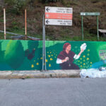 Novo mural á entrada de Navia Suarna pintado pola artista arxentina Ana Inés Flores e impulsado pola asociación Xuventude do Navia. Esta iniciativa está integrada en Aldeas Vivas, que forma parte do proxecto Montes e Vales Orientais Territorio Intelixente