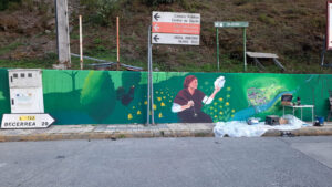 Novo mural á entrada de Navia Suarna pintado pola artista arxentina Ana Inés Flores e impulsado pola asociación Xuventude do Navia. Esta iniciativa está integrada en Aldeas Vivas, que forma parte do proxecto Montes e Vales Orientais Territorio Intelixente